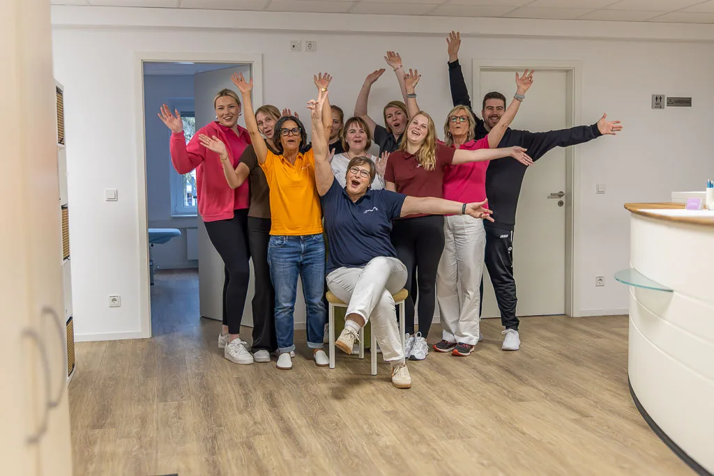 Das Team des Therapiezentrums Barop jubelt gemeinsam im Praxisraum